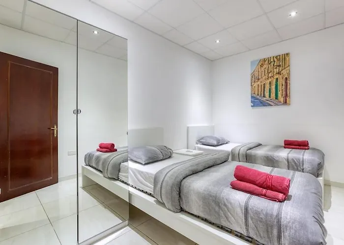 Stunning View, Seafront, 2bedroom Σλιέμα