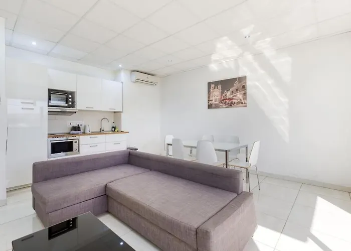 Stunning View, Seafront, 2bedroom Σλιέμα